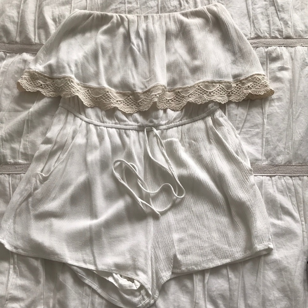 Perfect white lace strapless romper w pockets